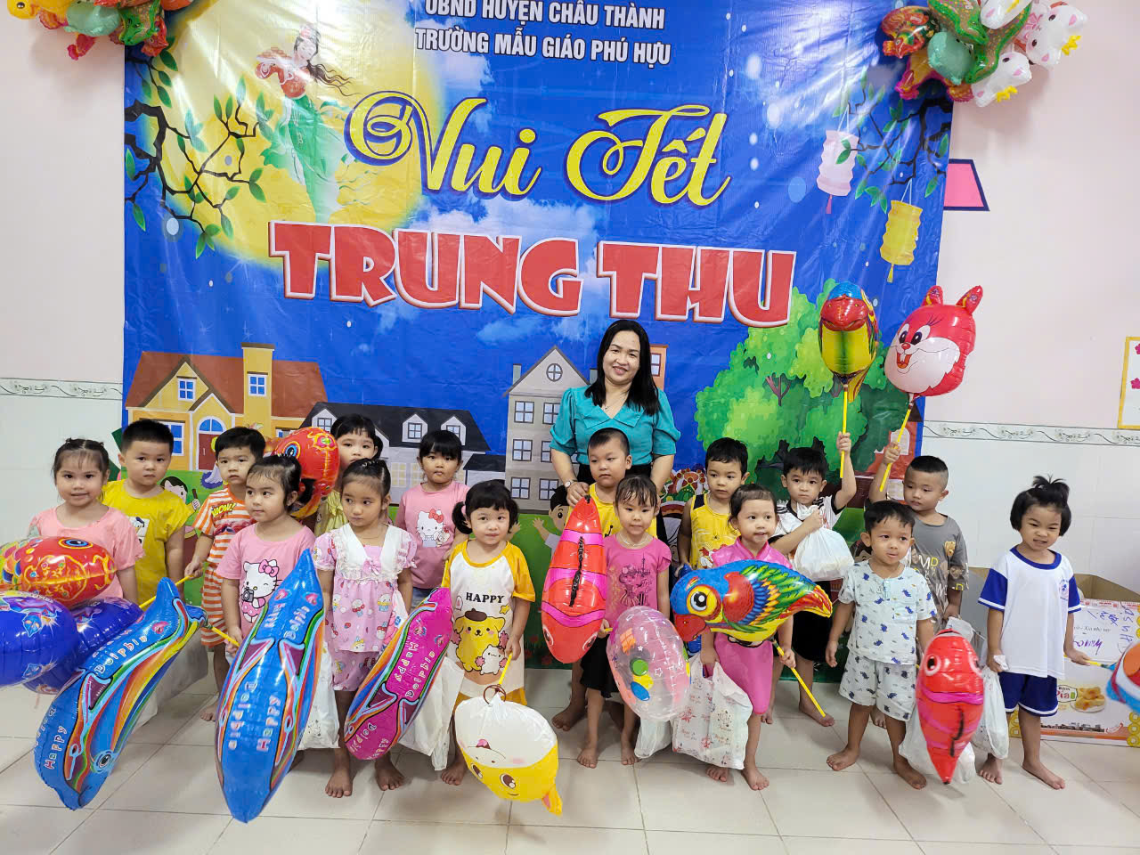 Trẻ nhận quà trung thu